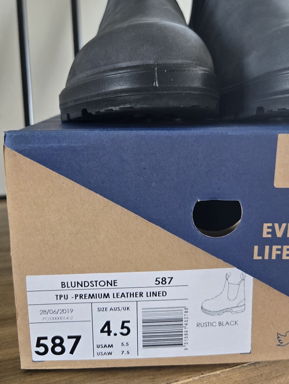 Blundstone Women's Classics #587 Chelsea Boots In Rustic Black - Picture 6 of 8